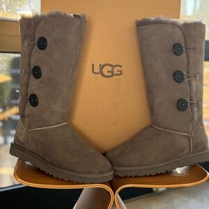 UGG Bailey Button Triplet II Boot (W size 8/Grey)